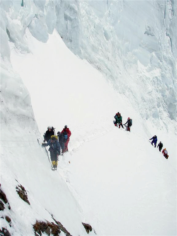 climbers-traver-bottleneck