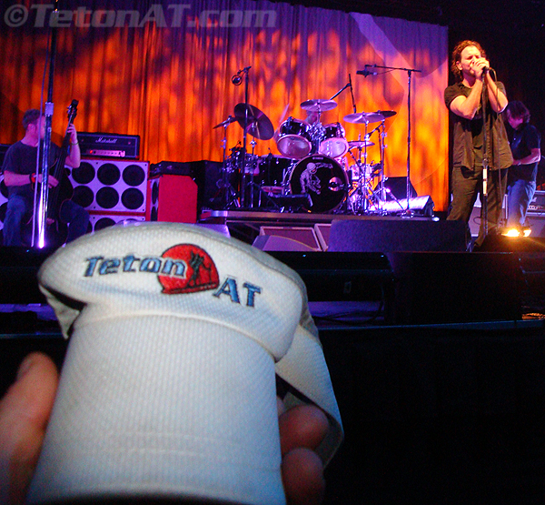 eddie-vedder-rocks-for-tetonat