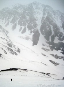 scott-fennell-skis-above-the-glacier
