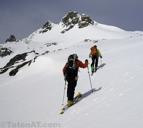 skinning-towards-a-peak-with-chilean-flag