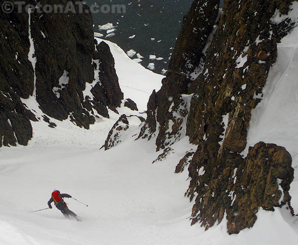 thomas-laakso-ski-down-to-the-water-in-antarctica
