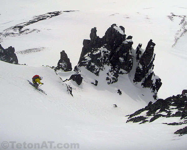 thomas-laakso-skis-a-couloir-in-antarctica