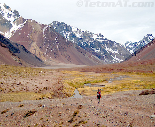 kim-havell-hikes-towards-plaza-de-mulas