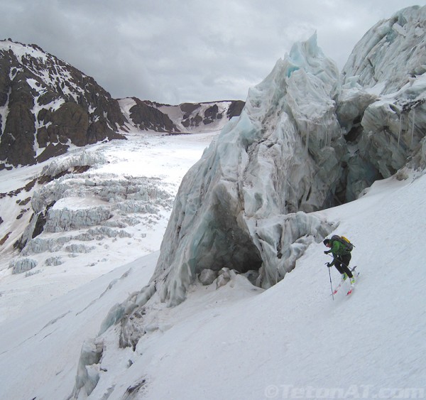 steve-romeo-skis-with-the-glaciers-in-the-horcones-valley