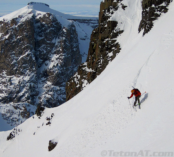 reed-finaly-skis-in-front-of-table-mountain