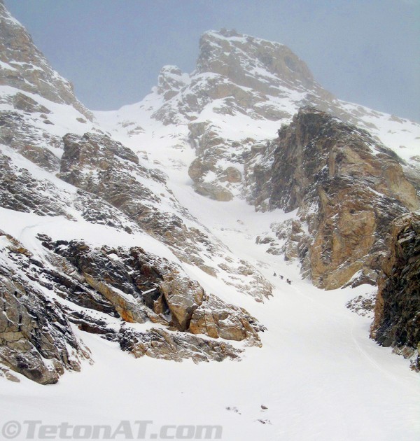 skiers-climb-the-ellingwood-couloir