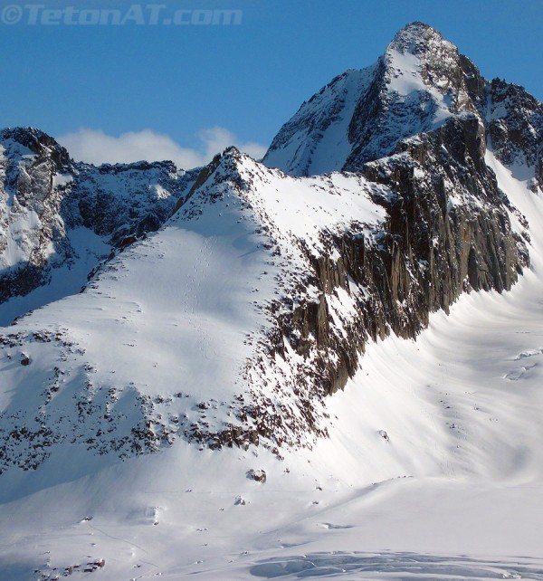 ski-tracks-on-triangle-face-near-fairy-meadows2