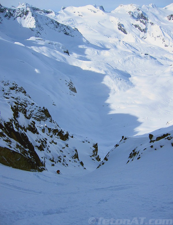 steve-romeo-skis-a-couloir-on-houdini-needles