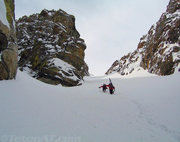 bootiing-up-the-couloir