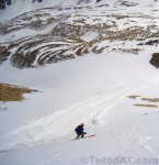 reed-skis-above-avy-debris-below-split-mountian