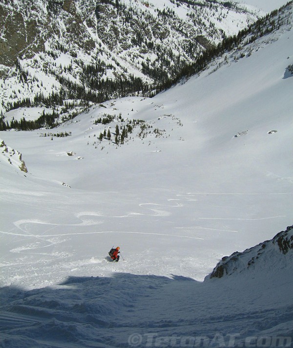 reed-skis-out-of-the-couloir