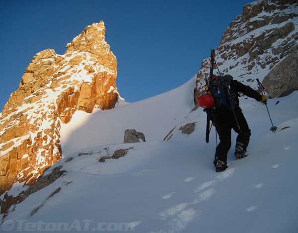 chris-onufer-climbs-towards-glencoe-col-on-the-grand-teton