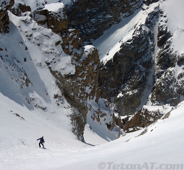 chris-onufer-skiing-the-ford-couloir-on-the-grand-teton