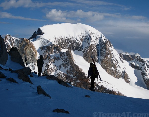 skiers-in-front-of-gannett-peak