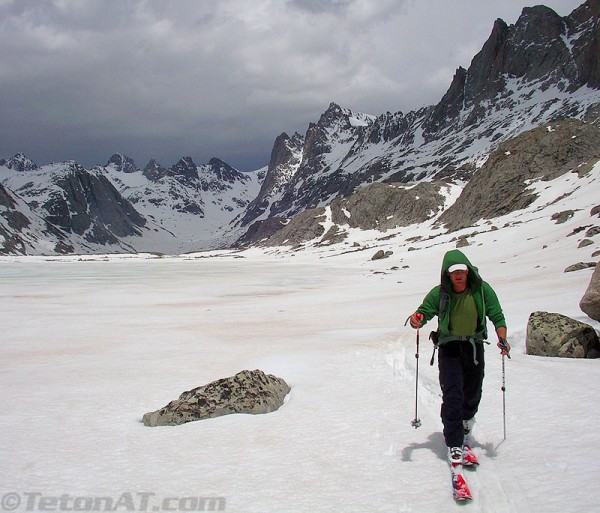 steve-romeo-skis-back-to-camp-in-titcomb-basin