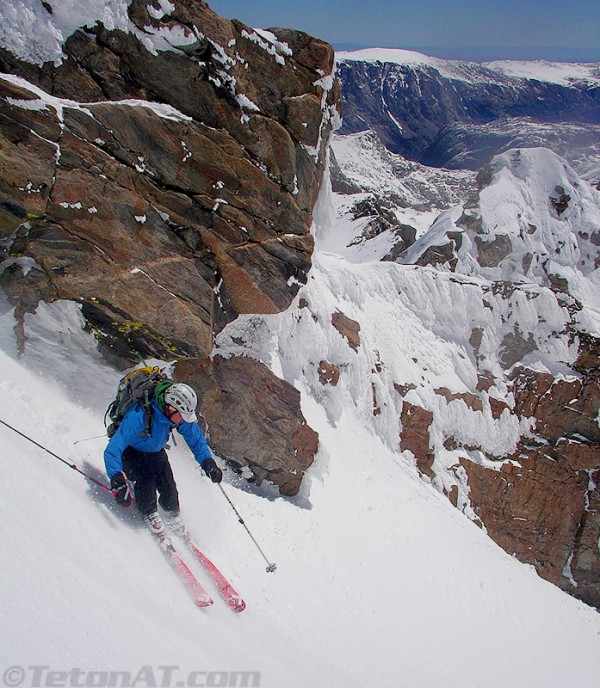 steve-romeo-skis-south-couloir-on-fremont-peak