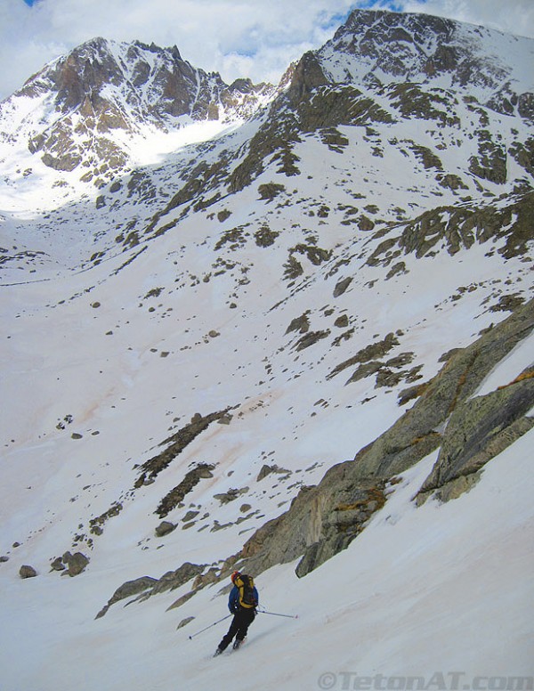 brian-skis-in-front-of-fremont-and-jackson-peak