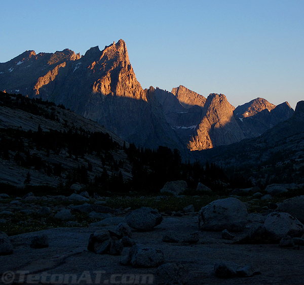 morning-light-on-the-cirque-of-the-towers