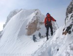 laddie-skis-towards-the-col